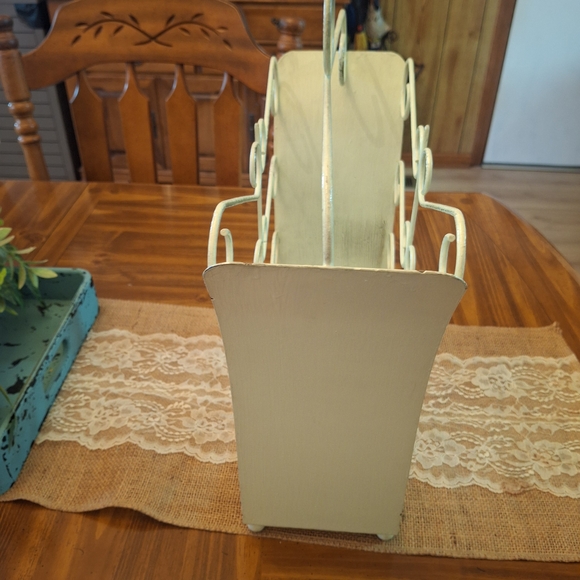 Elegant Cream Metal Magazine Rack - Picture 4 of 7